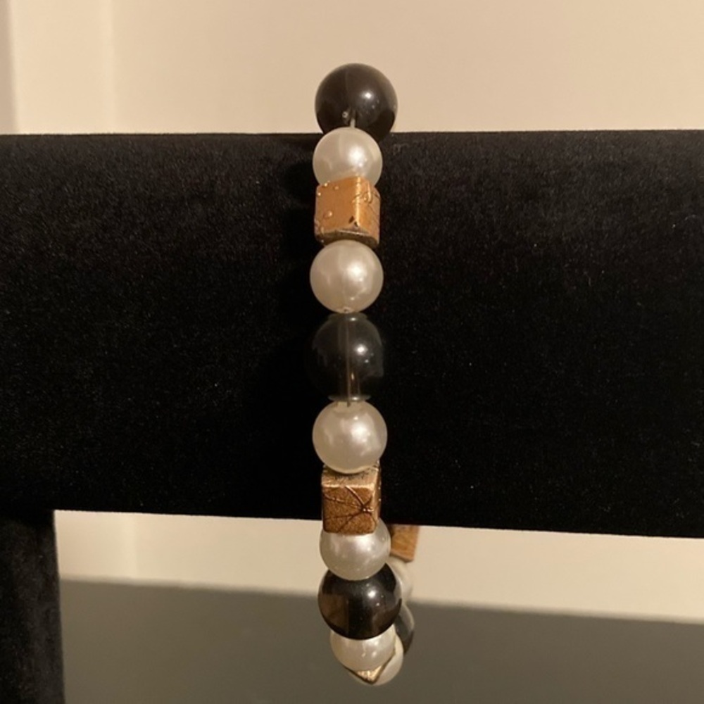 Black pearly and golden bracelet. Stretchy and classic